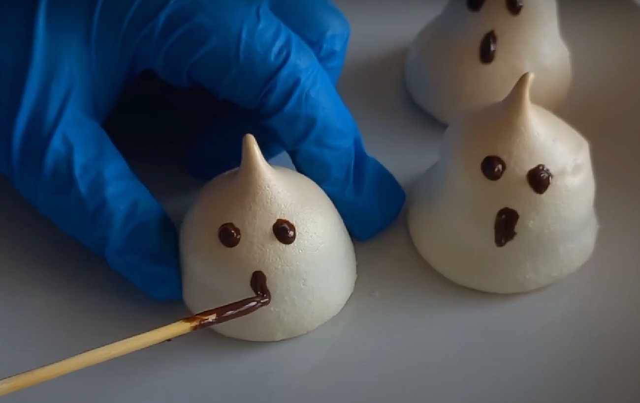 Дивовижний торт з привидами на Хелловін: рецепт шоколадного бісквіта для всієї родини